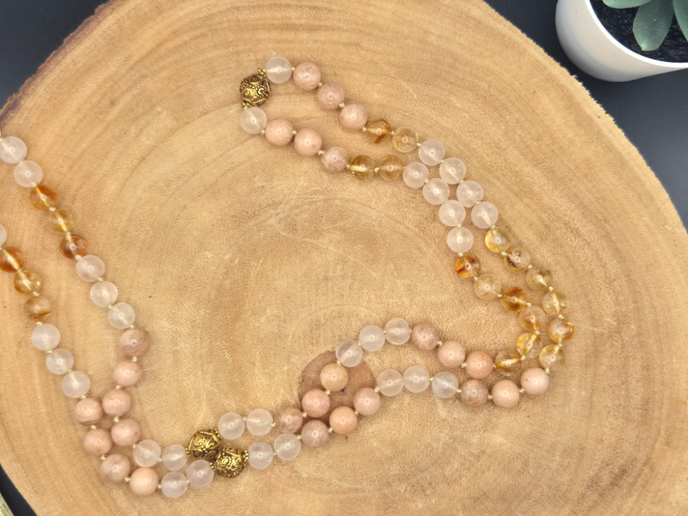 "Mala der inneren Harmonie" | Citrin · Pfirsich-Mondstein · Rosenquarz | 108+1 Perlen | ca. 8mm